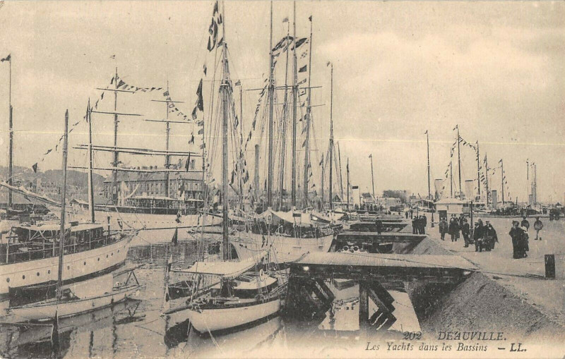 Carte postale ancienne Deauville Les Yachts Dans Les Bassins à Deauville