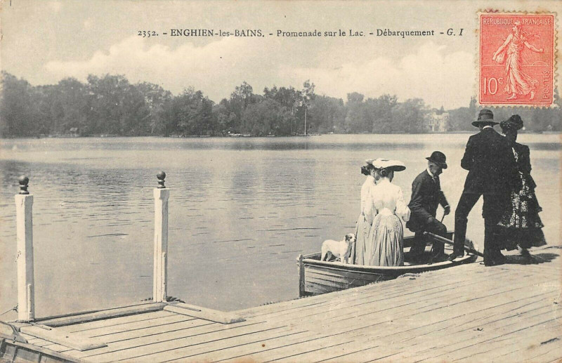 Carte postale ancienne Enghien Les Bains Promenade Sur Le Lac Debarquement à Enghien-les-Bains