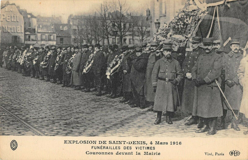 Carte postale ancienne Explosion De Saint-Denis 1916 Funerailles Couronnes Devant Mairie à Saint-Denis