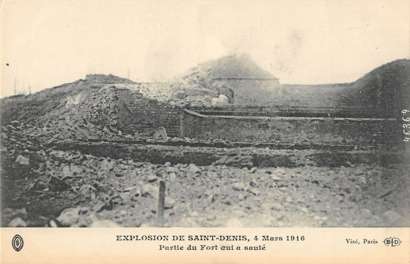 Carte postale ancienne Explosion De Saint-Denis 1916 Partie Du Fort Qui A Saute à Saint-Denis