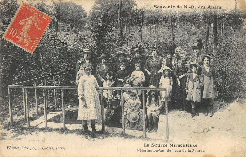 Carte postale ancienne Souvenir De Notre Dame Des Anges Pelerins Buvant De L'Eau De La Source