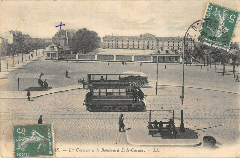 Carte postale ancienne Saint Denis La Caserne Et Boulevard Sadi Carnot à Saint-Denis
