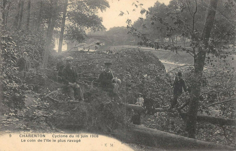 Carte postale ancienne Charenton Cyclone Du 16 Juin 1908 Le Coin De L'Ile La Plus Ravagee