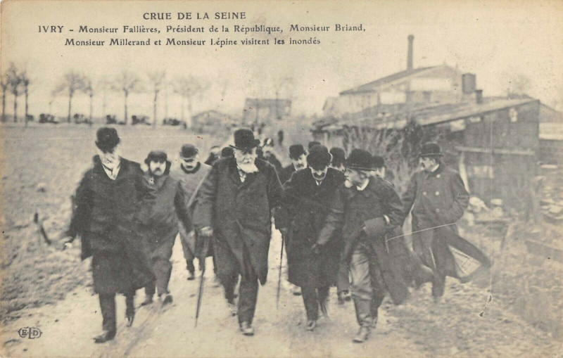 Carte postale ancienne Ivry Fallieres, Briand, Millerand, Lepine Crue de la Seine 1910 à Ivry-sur-Seine