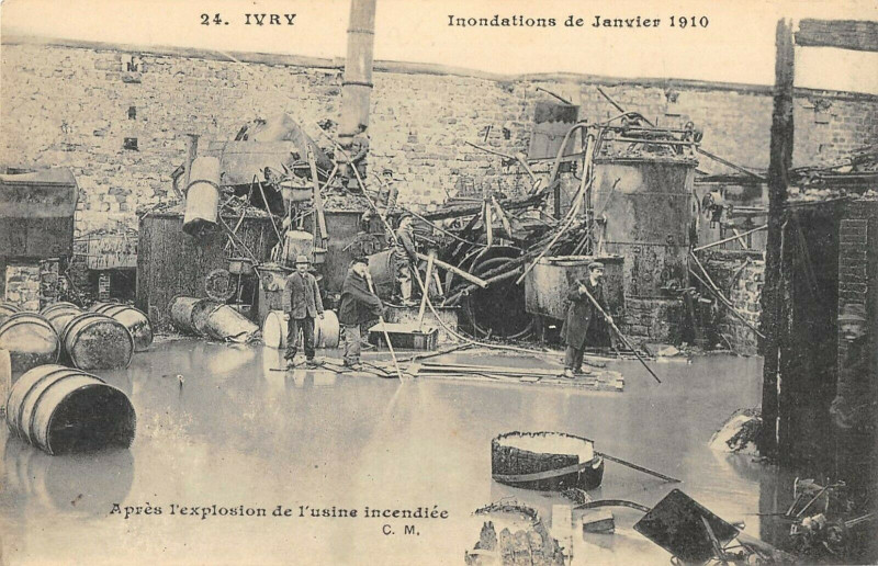 Carte postale ancienne Inondations de Janvier 1910 - Après l'explosion de l'usine incendiée à Ivry-sur-Seine