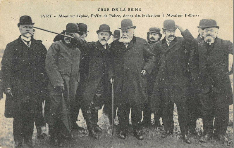 Carte postale ancienne Ivry Crue De La Seine Mr Lepine Prefet De Police Donne Des Indications à Ivry-sur-Seine
