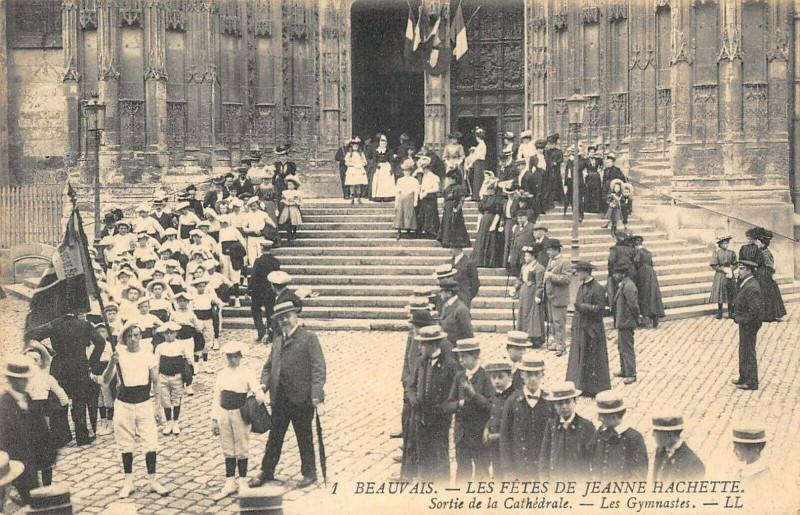 Carte postale ancienne Beauvais Fetes De Jeanne Hachette Sortie De La Cathedrale Gymnastes à Beauvais