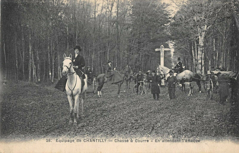 Carte postale ancienne Equipage De Chantilly Chasse A Courre En Attendant L'Attaque à Chantilly