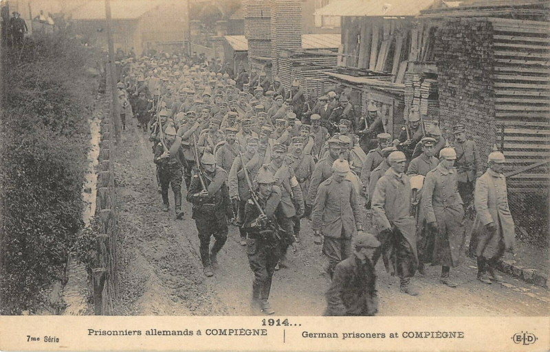 Carte postale ancienne Prisonniers Allemands A Compiegne à Compiègne