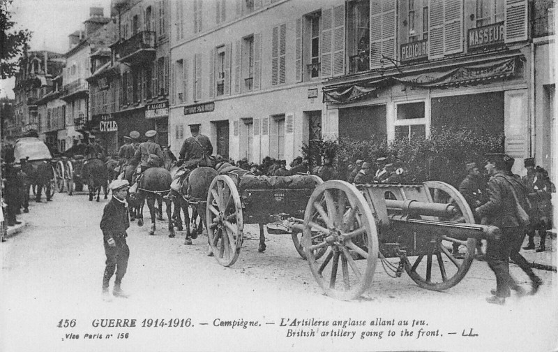 Carte postale ancienne Compiegne L'Artillerie Anglaise Allant Au Feu à Compiègne