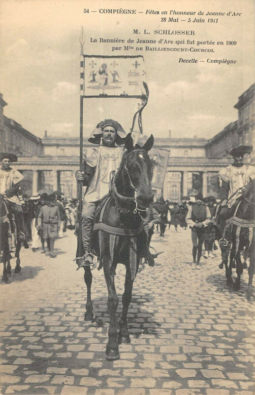 Carte postale ancienne Compiegne Fetes De Jeanne D'Arc La Bannieres De Jeanne D'Arc à Compiègne
