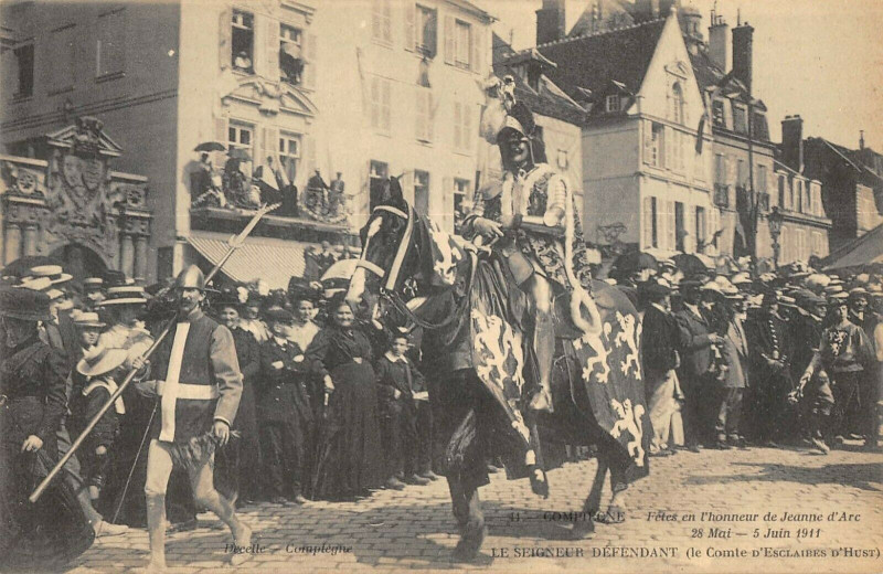 Carte postale ancienne Compiegne Fetes De Jeanne D'Arc Le Seigneur Defendant à Compiègne