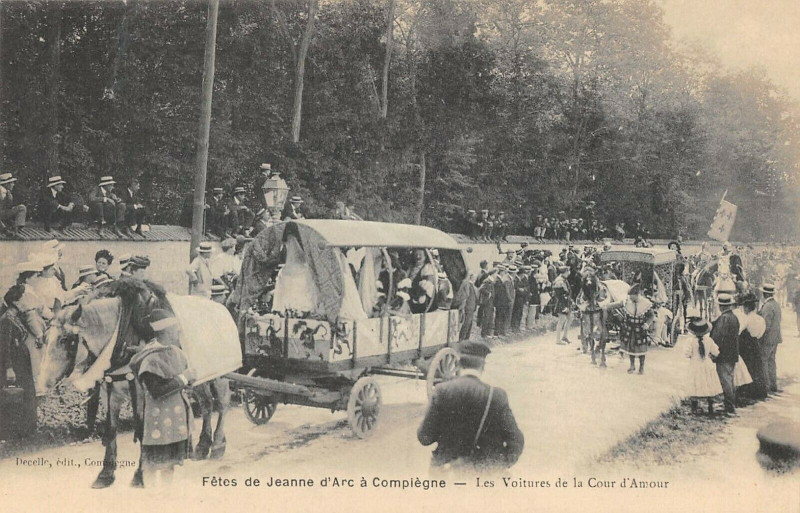 Carte postale ancienne Compiegne Fetes De Jeanne D'Arc Les Voitures De La Cour D'Amour à Compiègne