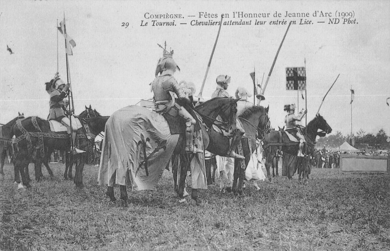 Carte postale ancienne Compiegne Fetes De Jeanne D'Arc Le Tournoi à Compiègne
