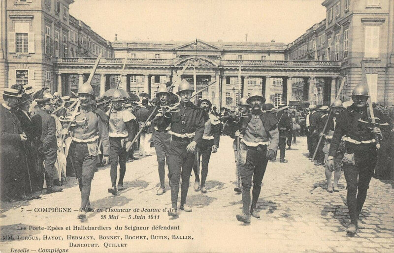 Carte postale ancienne Compiegne Fetes De Jeanne D'Arc Les Porte Epees à Compiègne