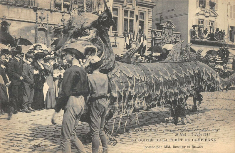 Carte postale ancienne Compiegne Fetes De Jeanne D'Arc La Guivre De La Foret De Compiegne à Compiègne