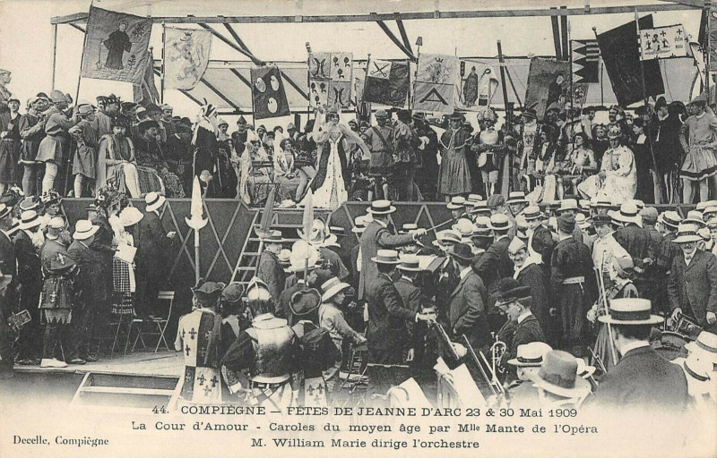 Carte postale ancienne Compiegne Fetes De Jeanne D'Arc La Cour D'Amour Caroles à Compiègne