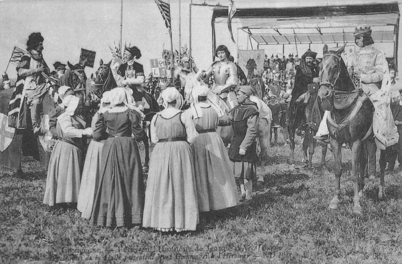 Carte postale ancienne Compiegne Fetes De Jeanne D'Arc Les Dames De La Halle à Compiègne