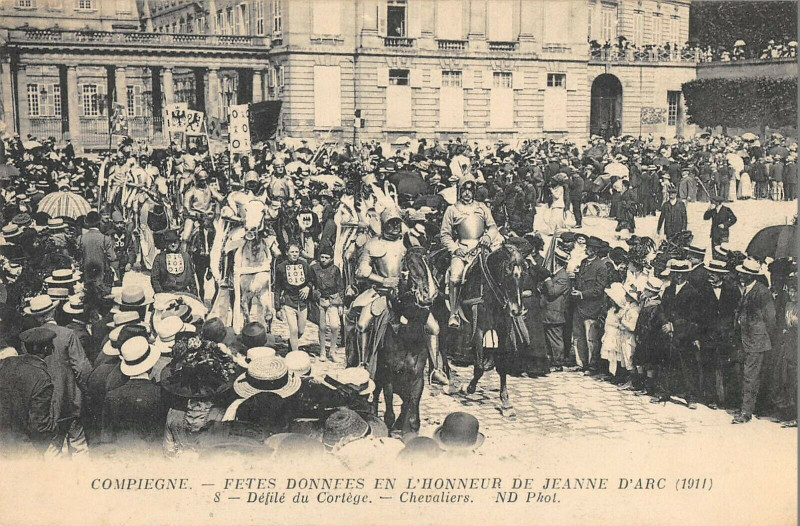 Carte postale ancienne Compiegne Fetes De Jeanne D'Arc Chevaliers à Compiègne