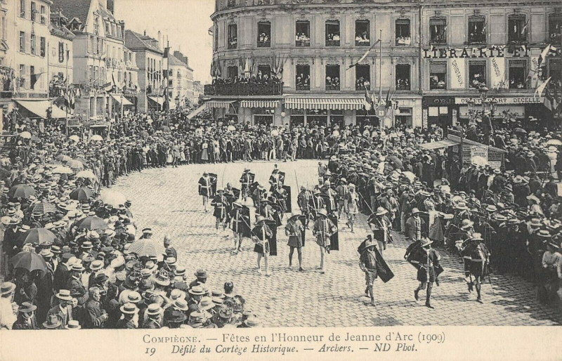 Carte postale ancienne Compiegne Fetes De Jeanne D'Arc Defile Archers à Compiègne