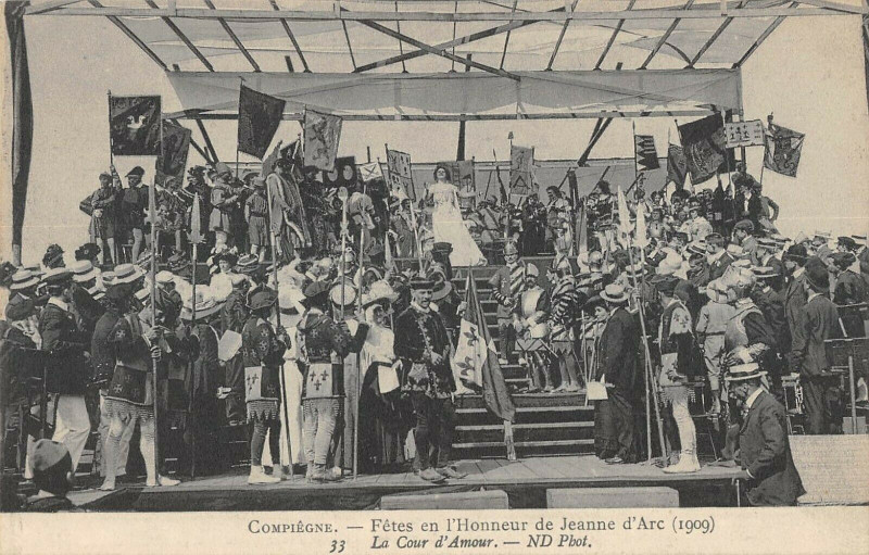 Carte postale ancienne Compiegne Fetes De Jeanne D'Arc La Cour D'Amour à Compiègne