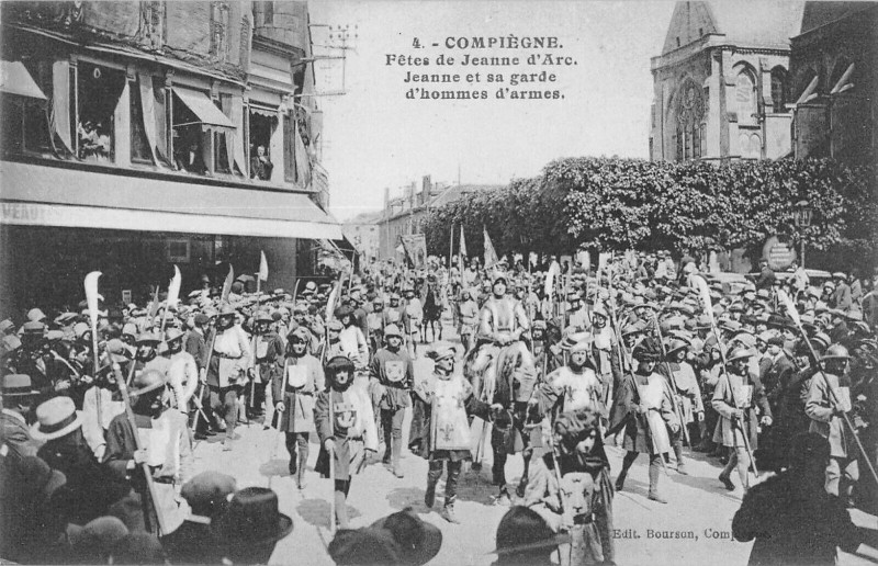 Carte postale ancienne Compiegne Fetes De Jeanne D'Arc Jeanne Et Sa Garde D'Hommes D'Armes à Compiègne