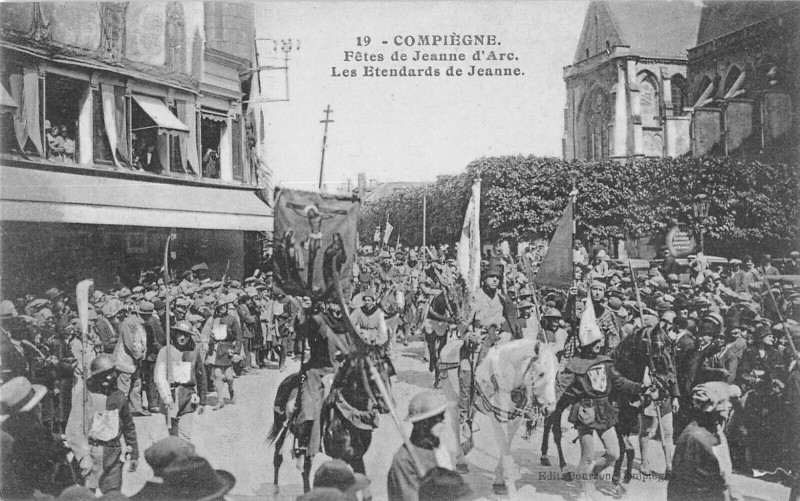 Carte postale ancienne Compiegne Fetes De Jeanne D'Arc Les Etendards De Jeanne à Compiègne