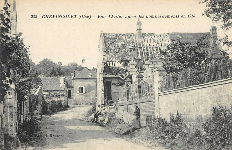 Carte postale ancienne Chevincourt Rue D'Enfer Apres Les Bombardements à Chevincourt