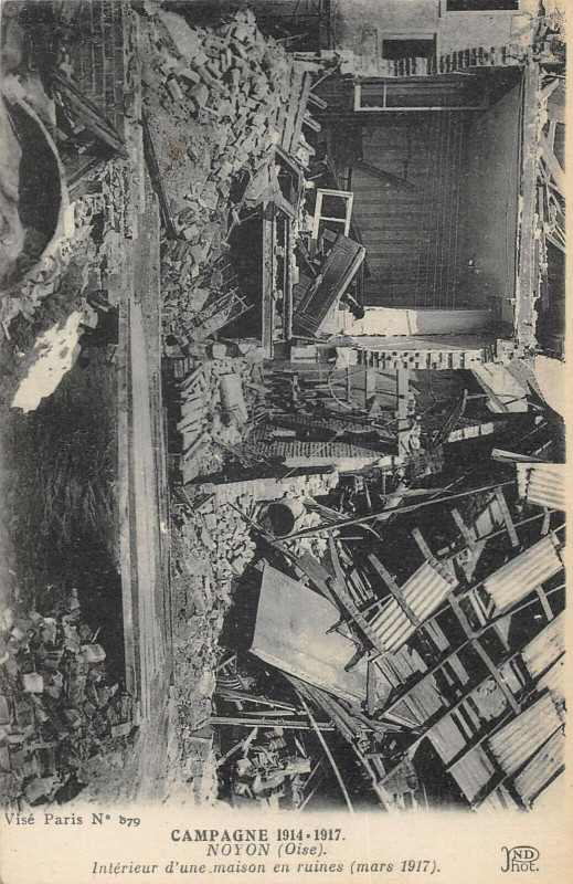 Carte postale ancienne Noyon Interieur D'Une Maison En Ruines à Noyon