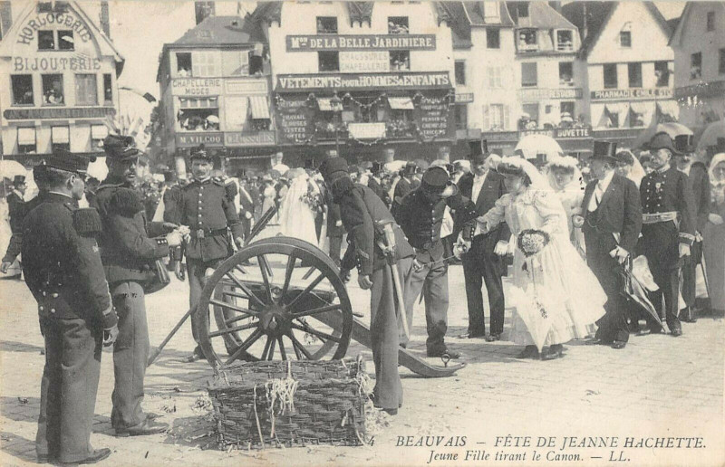 Carte postale ancienne Beauvais Fete De Jeanne Hachette Jeune Fille Tirant Le Canon à Beauvais