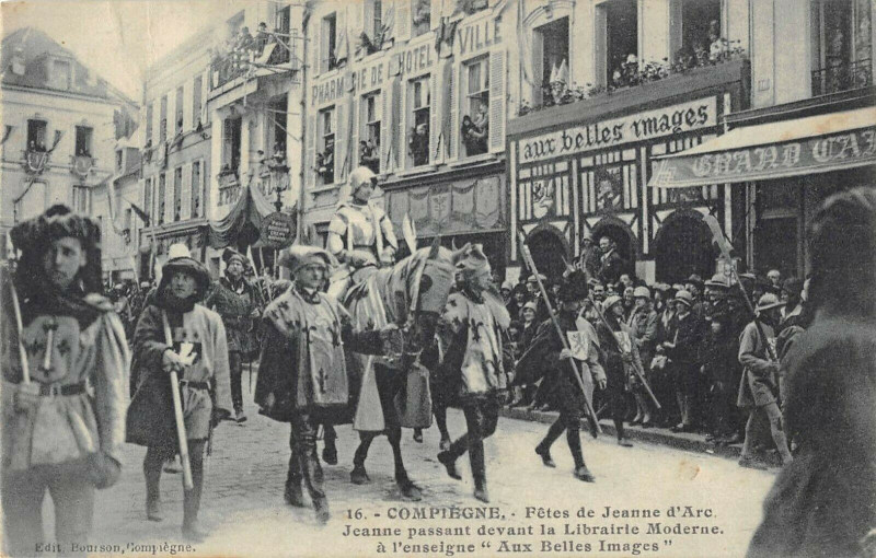 Carte postale ancienne Compiegne Fetes De Jeanne D'Arc Jeanne Passant Devant La Librairie à Compiègne