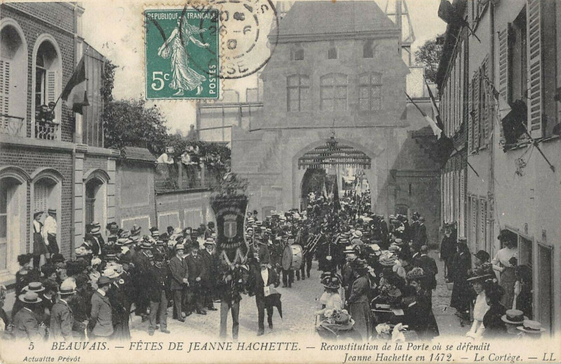 Carte postale ancienne Beauvais Fete De Jeanne Hachette Reconstitution De La Porte à Beauvais