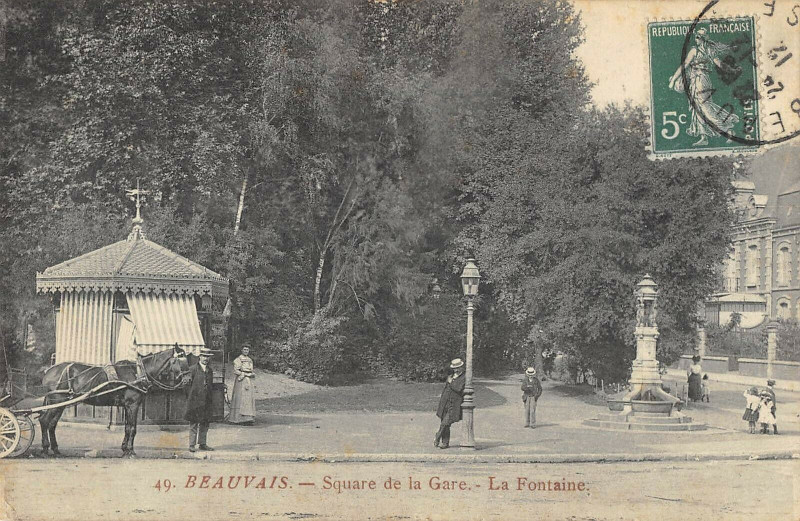 Carte postale ancienne Beauvais Square De La Gare Fontaine à Beauvais