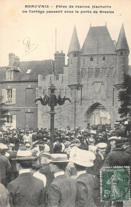 Carte postale ancienne Beauvais Fete Jeanne Hachette Le Cortege Passant Sous à Beauvais