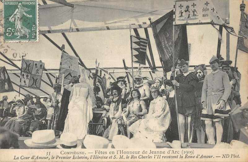 Carte postale ancienne Compiegne Fetes De Jeanne D'Arc La Cour Damour à Compiègne