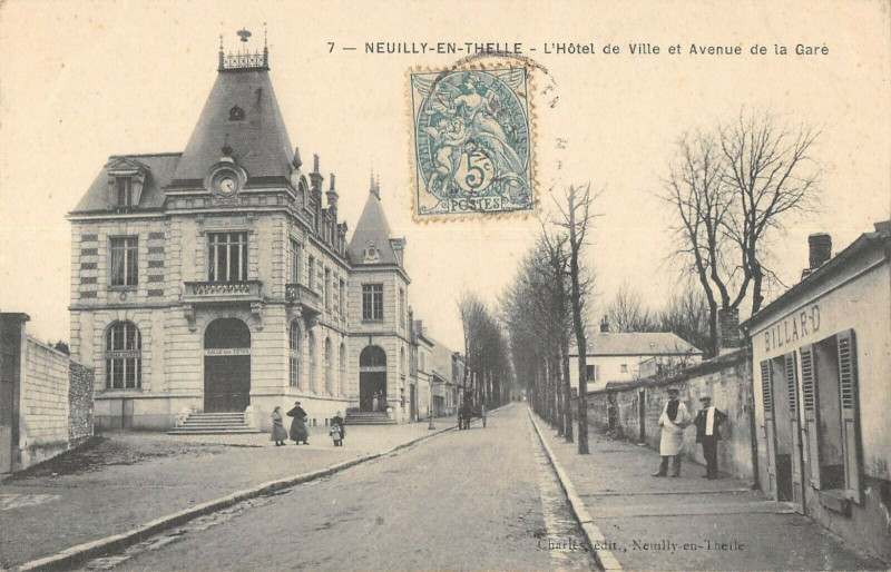 Carte postale ancienne Neuilly En Thelle Hotel De Ville Avenue De La Gare à Ville