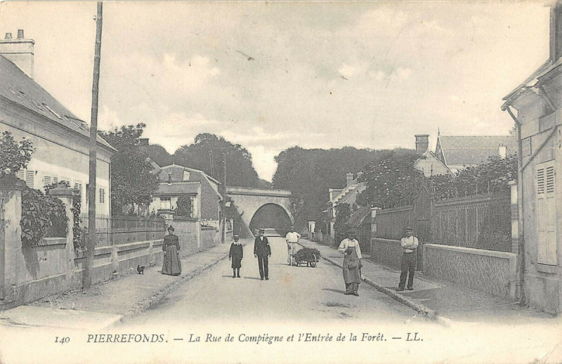 Carte postale ancienne Pierrefond Rue De Compiegne Entree De La Foret à Compiègne
