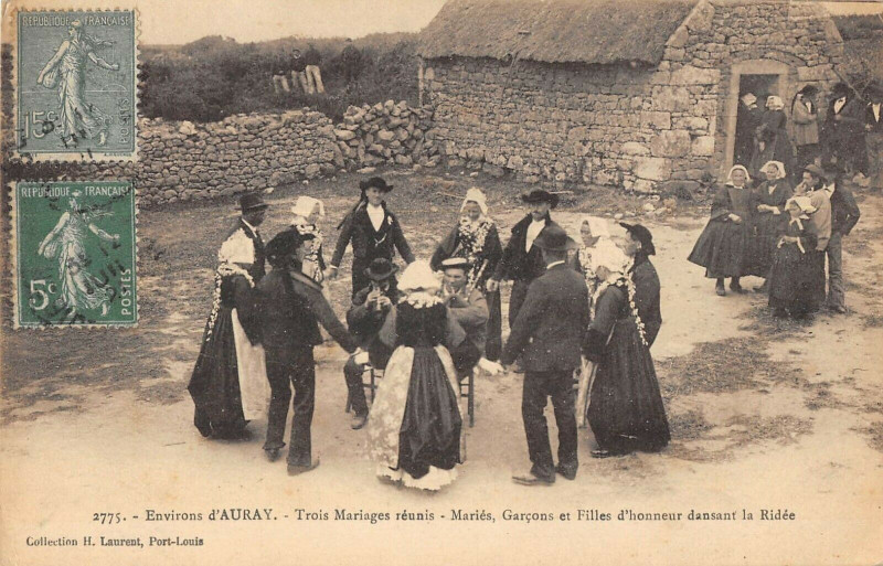 Carte postale ancienne Env.d'Auray Trois Mariages Reunis à Auray