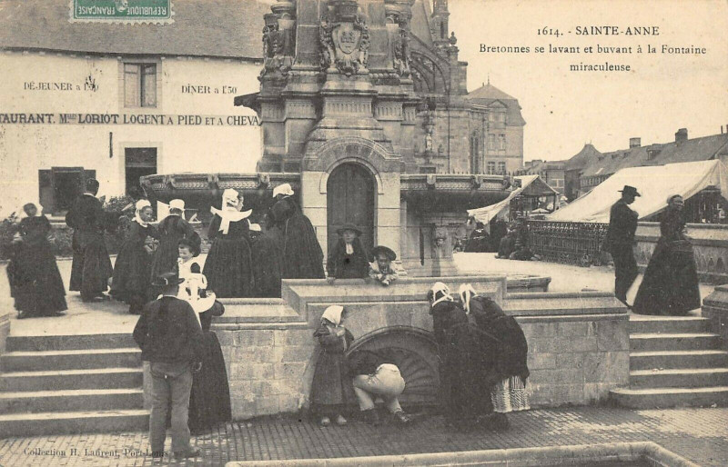Carte postale ancienne Sainte Anne D'Auray Bretonnes Se Lavant Et Buvant A La Fontaine à Auray