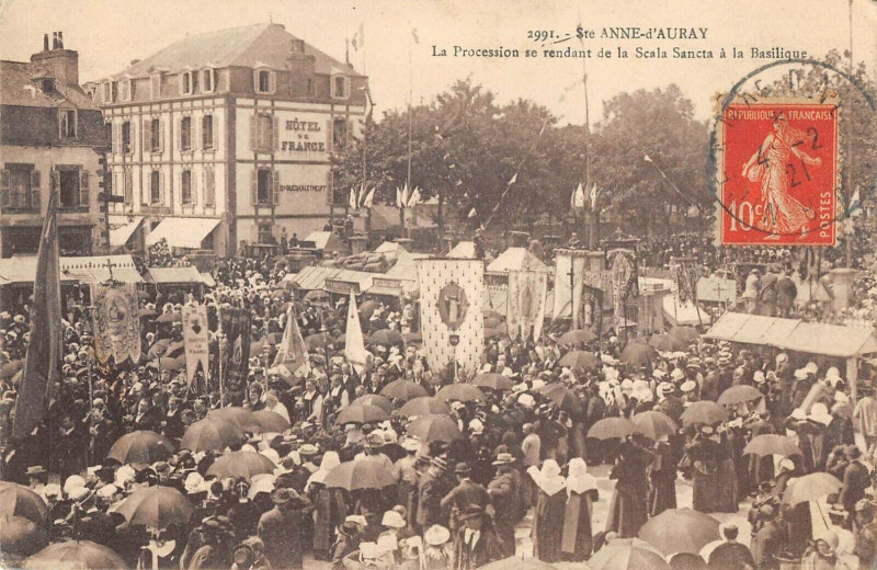 Carte postale ancienne Saine Anne D'Auray La Procession Se Rendant A La Scala à Auray