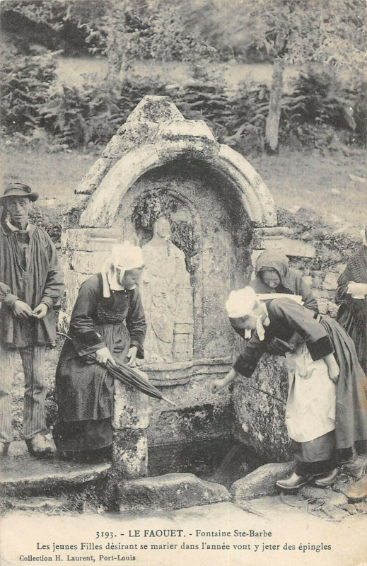 Carte postale ancienne Le Faouet Fontaine Sainte Barbe