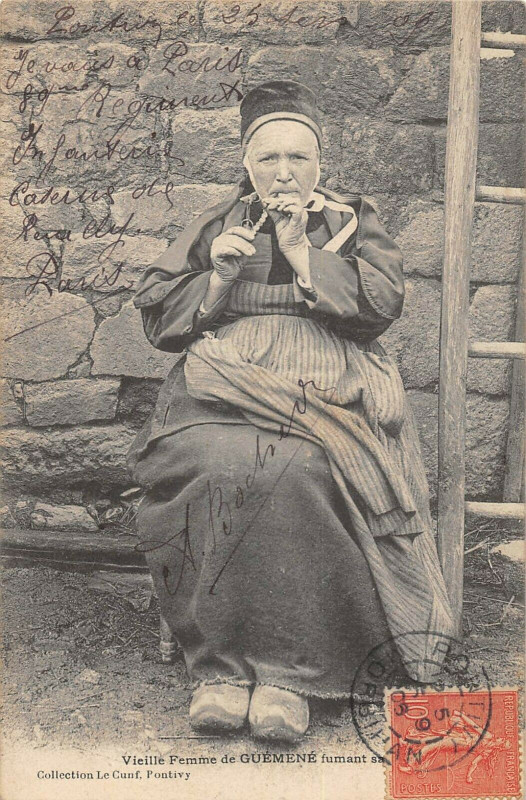 Carte postale ancienne Vieille Femme De Guemene Fumant Sa Pipe
