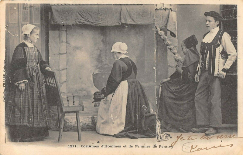 Carte postale ancienne Costumes D'Hommes Et De Femmes A Pontivy à Pontivy