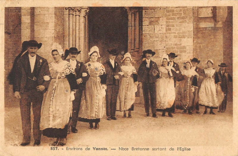 Carte postale ancienne Env.de Vannes Noce Bretonne Sortant De L'Eglise à Vannes