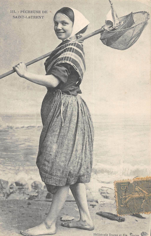Carte postale ancienne Pecheuse De Saint Laurent