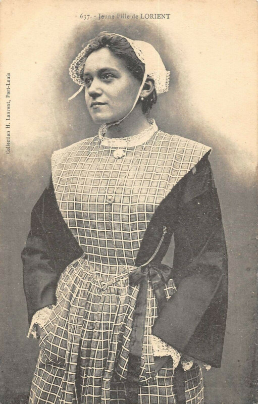 Carte postale ancienne Jeune Fille De Lorient à Lorient