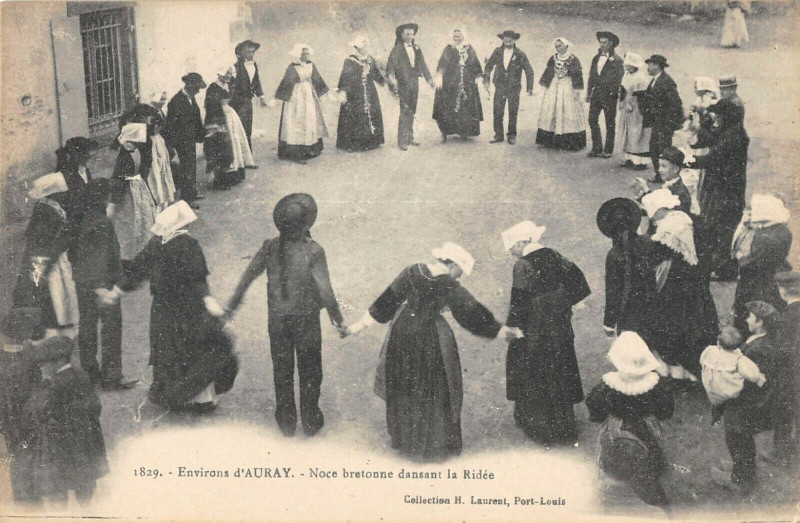 Carte postale ancienne Env.d'Auray Noces Bretonnes Dans La Ridee à Auray