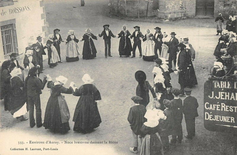 Carte postale ancienne Env.auray Noce Bretonne Dansant La Ridee à Auray