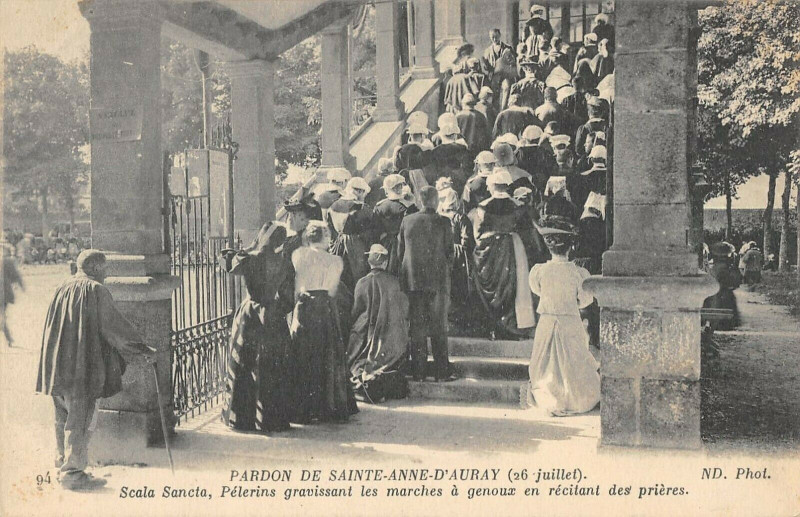 Carte postale ancienne Pardon De Sainte Anne D'Auray Scala Santa à Auray