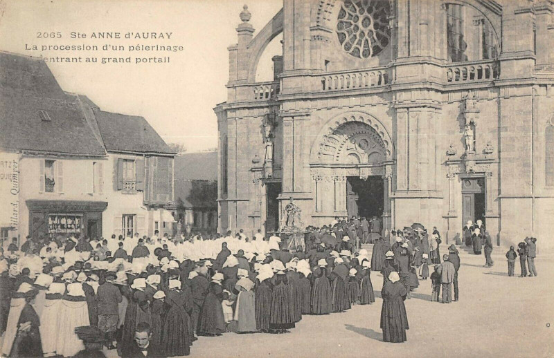 Carte postale ancienne Sainte Anne D'Auray La Procession D'Un Pelerinage à Auray